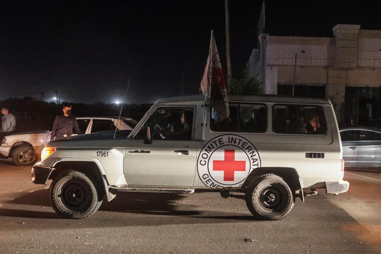 Ein Fahrzeug des Internationalen Roten Kreuzes transportiert freigelassene israelische Geiseln.