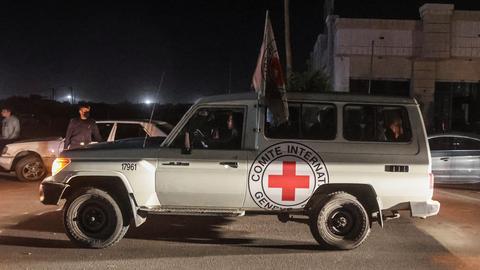 Ein Fahrzeug des Internationalen Roten Kreuzes transportiert freigelassene israelische Geiseln.