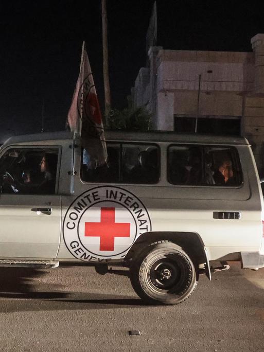 Ein Fahrzeug des Internationalen Roten Kreuzes transportiert freigelassene israelische Geiseln.