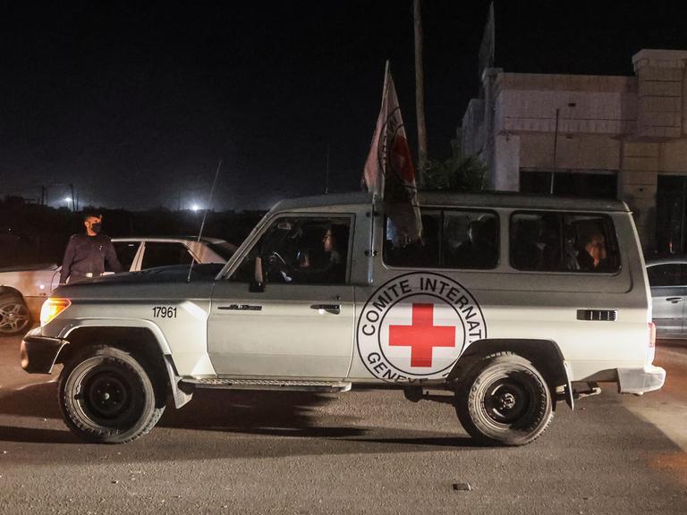 Ein Fahrzeug des Internationalen Roten Kreuzes transportiert freigelassene israelische Geiseln.