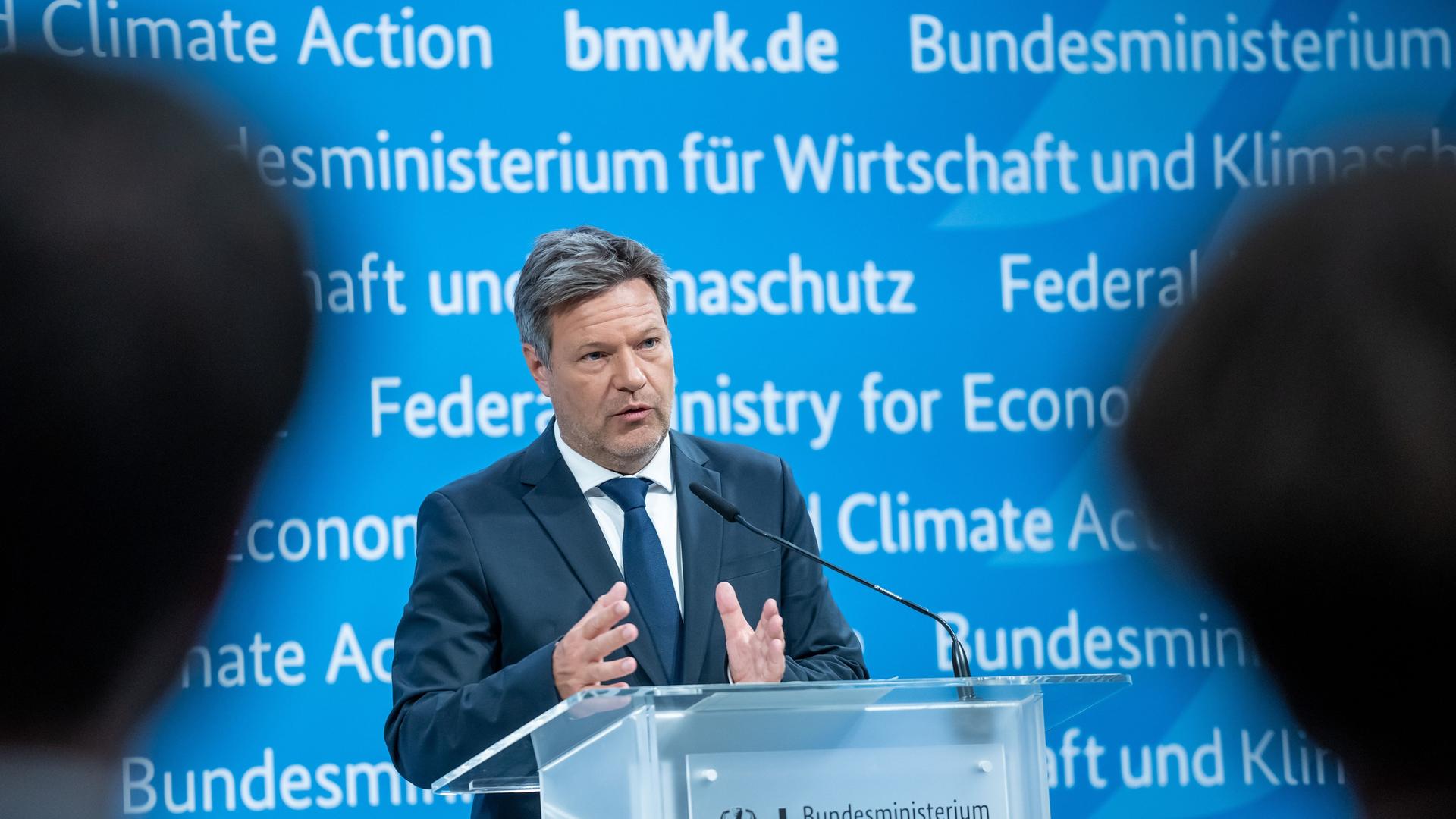 Berlin: Robert Habeck (Bündnis 90/Die Grünen), Bundesminister für Wirtschaft und Klimaschutz, nimmt an einem Pressestatement zum Förderprogramm für Klimaschutzverträge und zum vorbereitenden Verfahren teil.