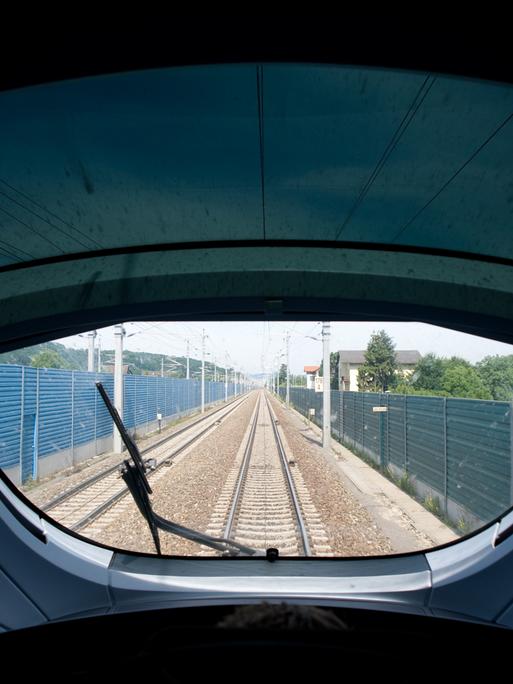 Blick aus dem Frontfenster des Führerstands eines ICE auf eine Bahnstrecke.