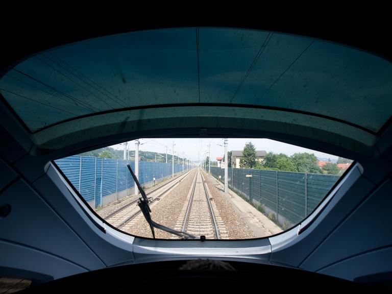 Blick aus dem Frontfenster des Führerstands eines ICE auf eine Bahnstrecke.