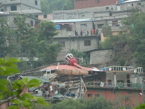 Zerstörte Bilal-Moschee im von Pakistan verwalteten Teils Kashmirs
