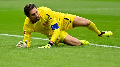 05.04.2024, xjrdrx, Fussball 1.Bundesliga, Eintracht Frankfurt - SV Werder Bremen emspor, v.l. Kevin Trapp Eintracht Frankfurt mit einer neuen Kapitänsbinde EU Flagge Europaflagge wegen der Europawahl im Juni DFL/DFB REGULATIONS PROHIBIT ANY USE OF PHOTOGRAPHS as IMAGE SEQUENCES and/or QUASI-VIDEO Frankfurt am Main *** 05 04 2024, xjrdrx, Fussball 1 Bundesliga, Eintracht Frankfurt SV Werder Bremen emspor, v l Kevin Trapp Eintracht Frankfurt with a new captains armband EU flag European flag because of the European elections in June DFL DFB REGULATIONS PROHIBIT ANY USE OF PHOTOGRAPHS as IMAGE SEQUENCES and or QUASI VIDEO Frankfurt am Main