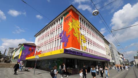 Das ruru-Haus in Kassel mit einer Fassade, die auf die documenta hinweist.
