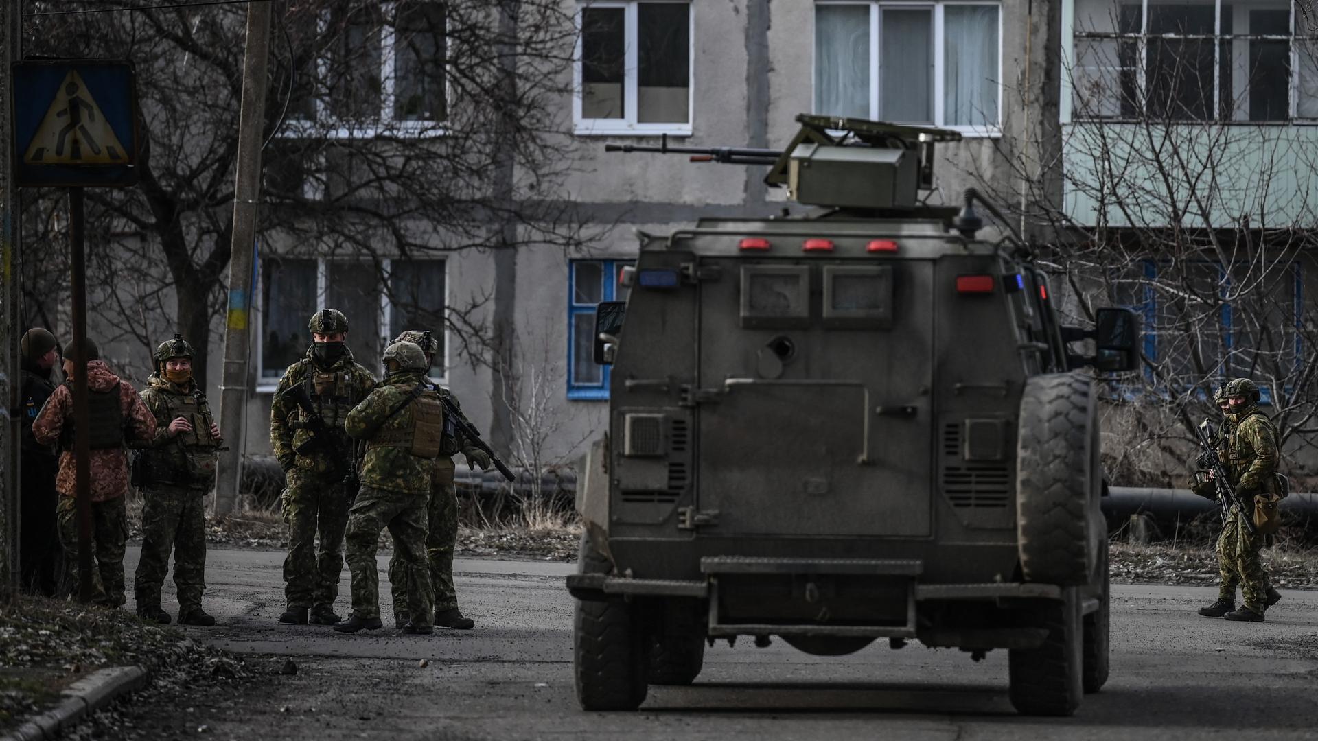 Ukrainische Truppen patroullieren am 19.2.2022 in der Stadt Nowoluhanske im Bezirk Donezk.