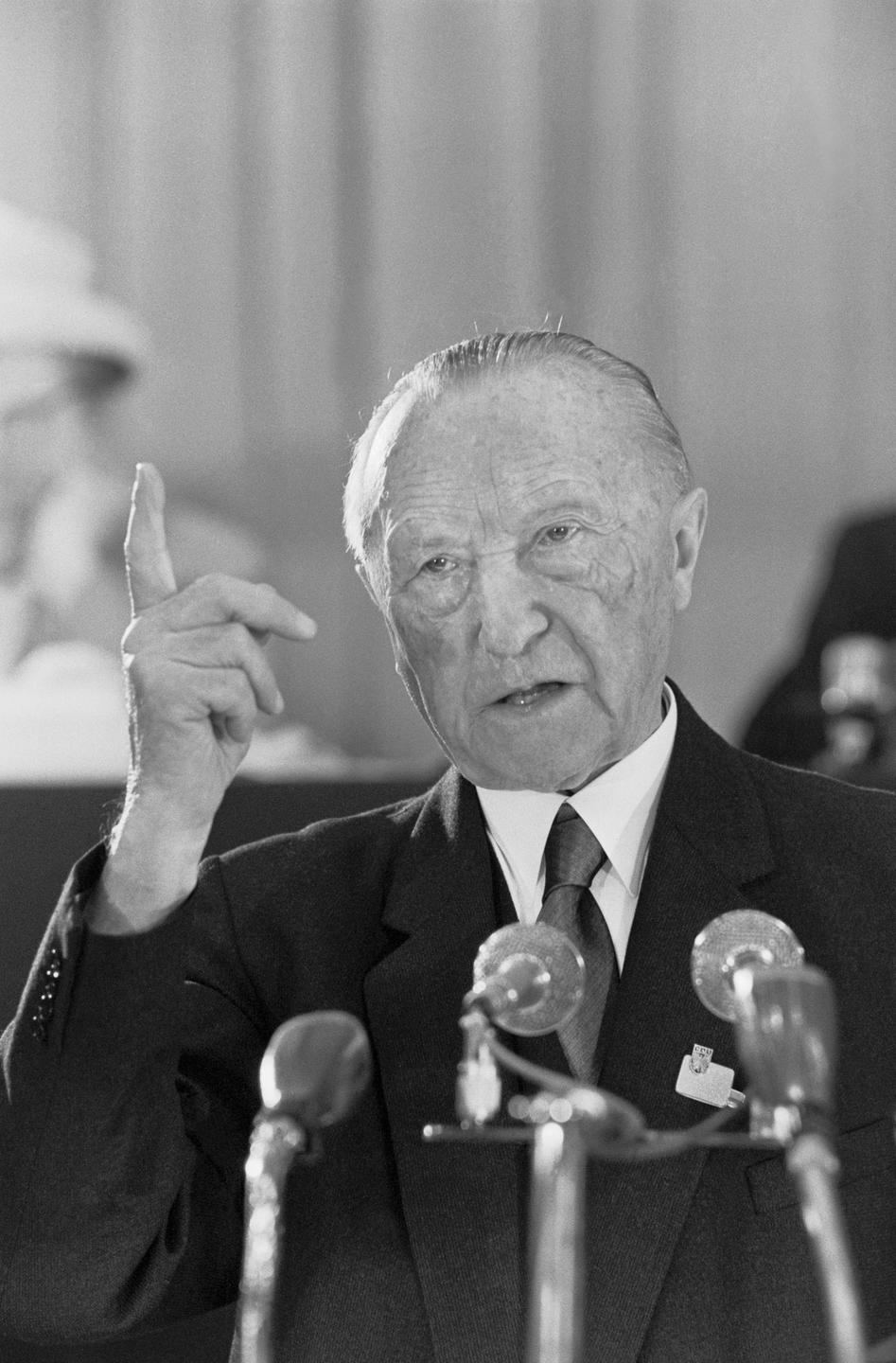 Konrad Adenauer auf einem schwarz-weiss Foto erhebt mahnend den Finger.