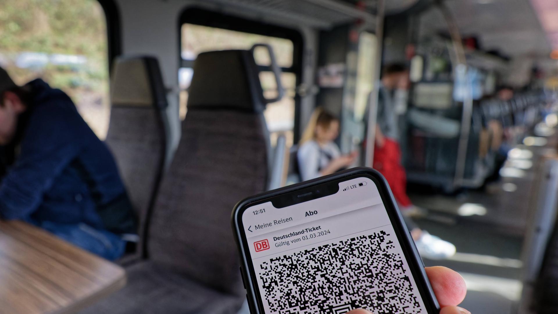 Das Deutschlandticket auf einem Smartphone