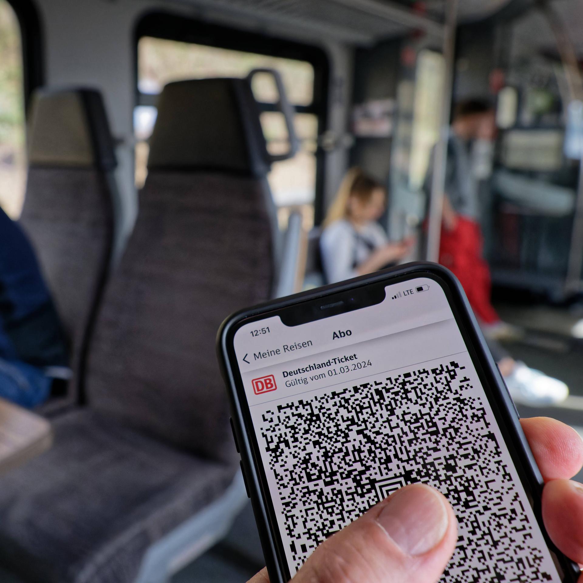 Das Deutschlandticket auf einem Smartphone