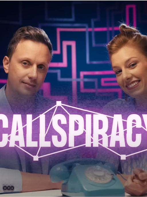 Die Eröffnungssequenz einer Online-Show. In der Mitte des Bildes ist der Name der Sendung: Callspiracy. Sich gegenüber sitzen zwei Moderatoren: links ein lächelnder Mann und rechts eine freundliche Frau.