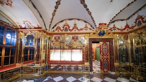 Blick in einen mit viel Gold ausgestatteten Raum mit abgedeckten Vitrinen