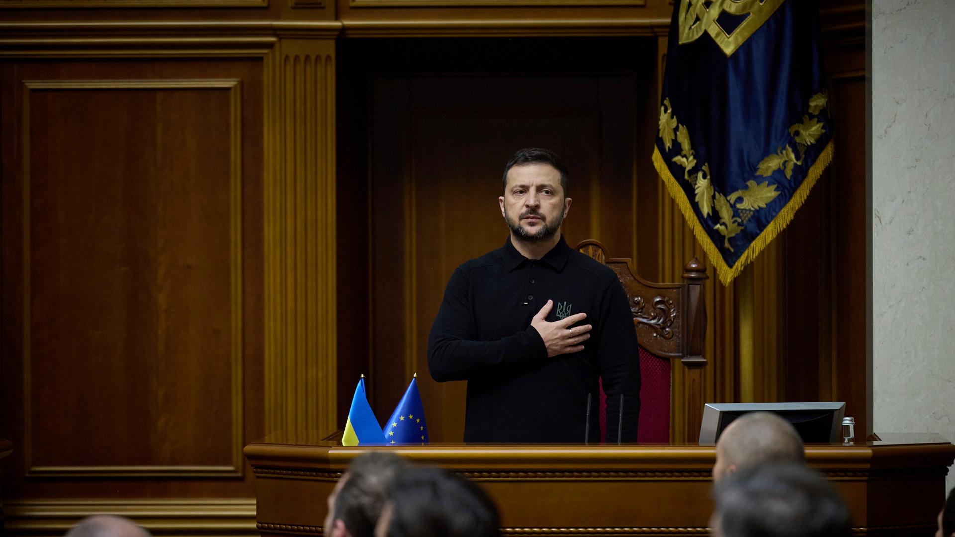 Auf diesem vom Pressedienst des ukrainischen Präsidenten via AP zur Verfügung gestellten Foto hält Wolodymyr Selenskyj die rechte Hand aud sein Herz.