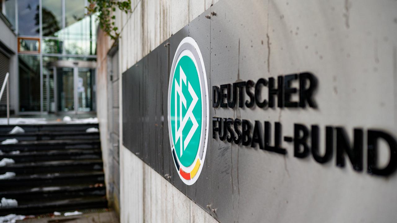 Das DFB-Logo an einer Wand