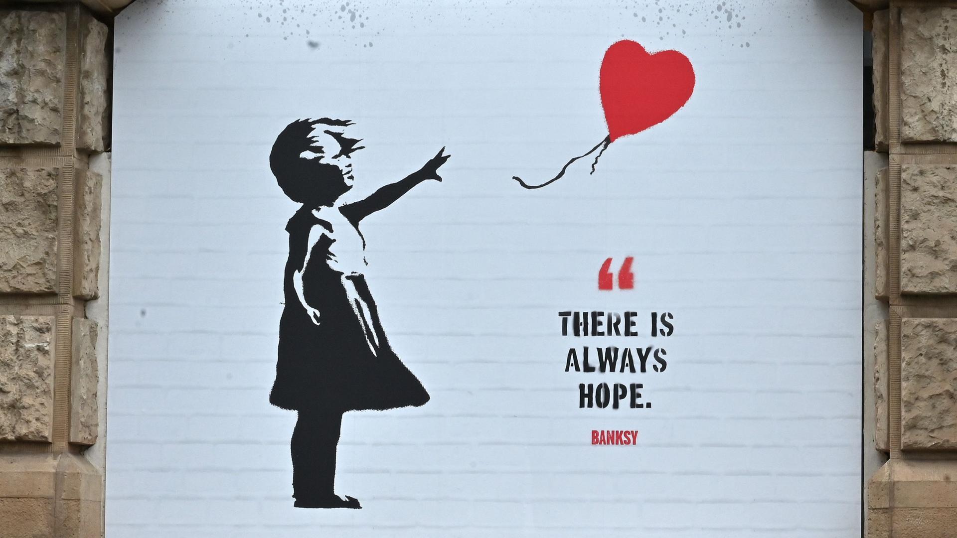 Das Banksy-Werk "Girl with Balloon" ist am Eingang einer Ausstellungshalle in Erfurt zu sehen. Das Banksy-Werk "Girl with Balloon" ist am Eingang einer Ausstellungshalle in Erfurt zu sehen.