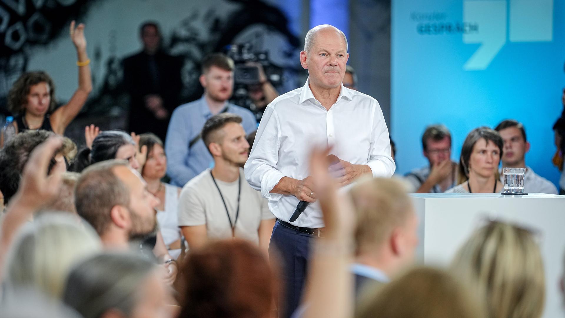 Bundeskanzler Olaf Scholz (SPD) spricht mit Bürgern im "Kanzler Gespräch".