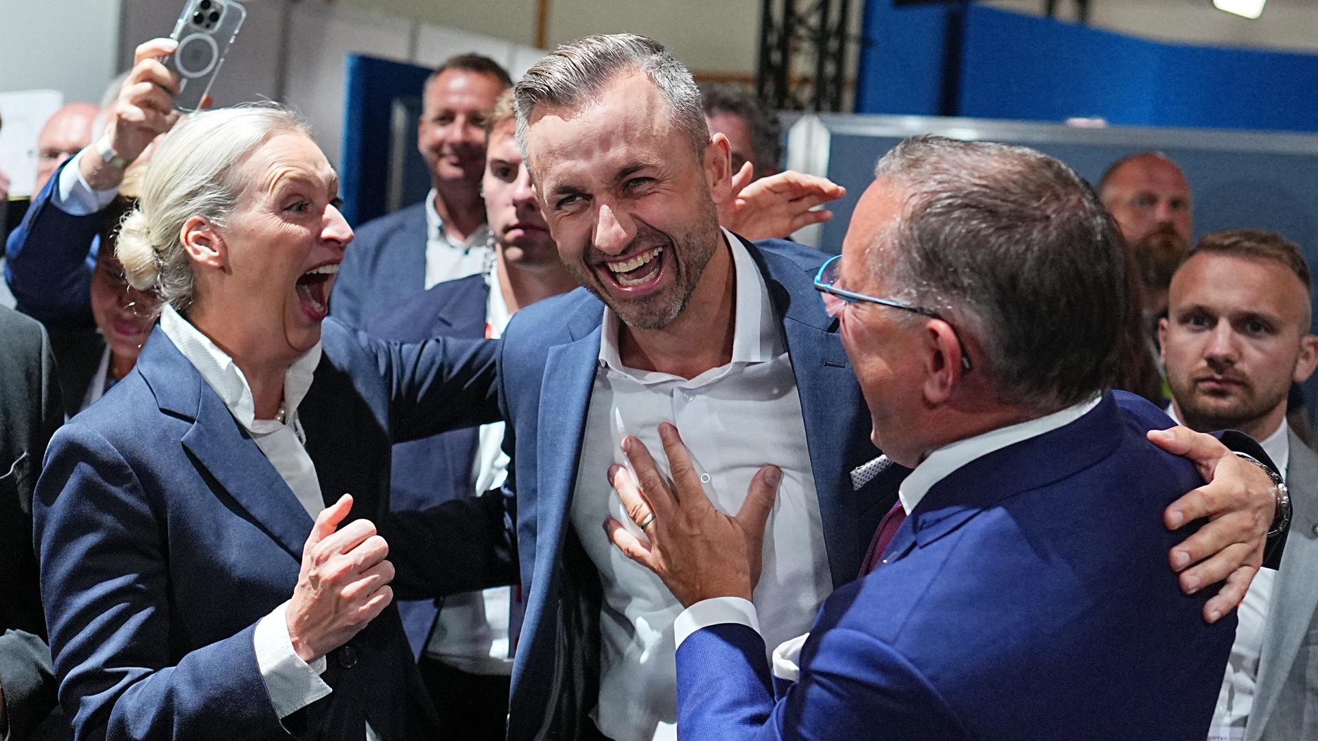 Der Spitzen-Kandidat Ulrich Siegmund (Bildmitte) jubelt mit den AfD-Bundesvorsitzenden Alice Weidel und Tino Chrupalla. Der Spitzen-Kandidat Ulrich Siegmund (Bildmitte) jubelt mit den AfD-Bundesvorsitzenden Alice Weidel und Tino Chrupalla.