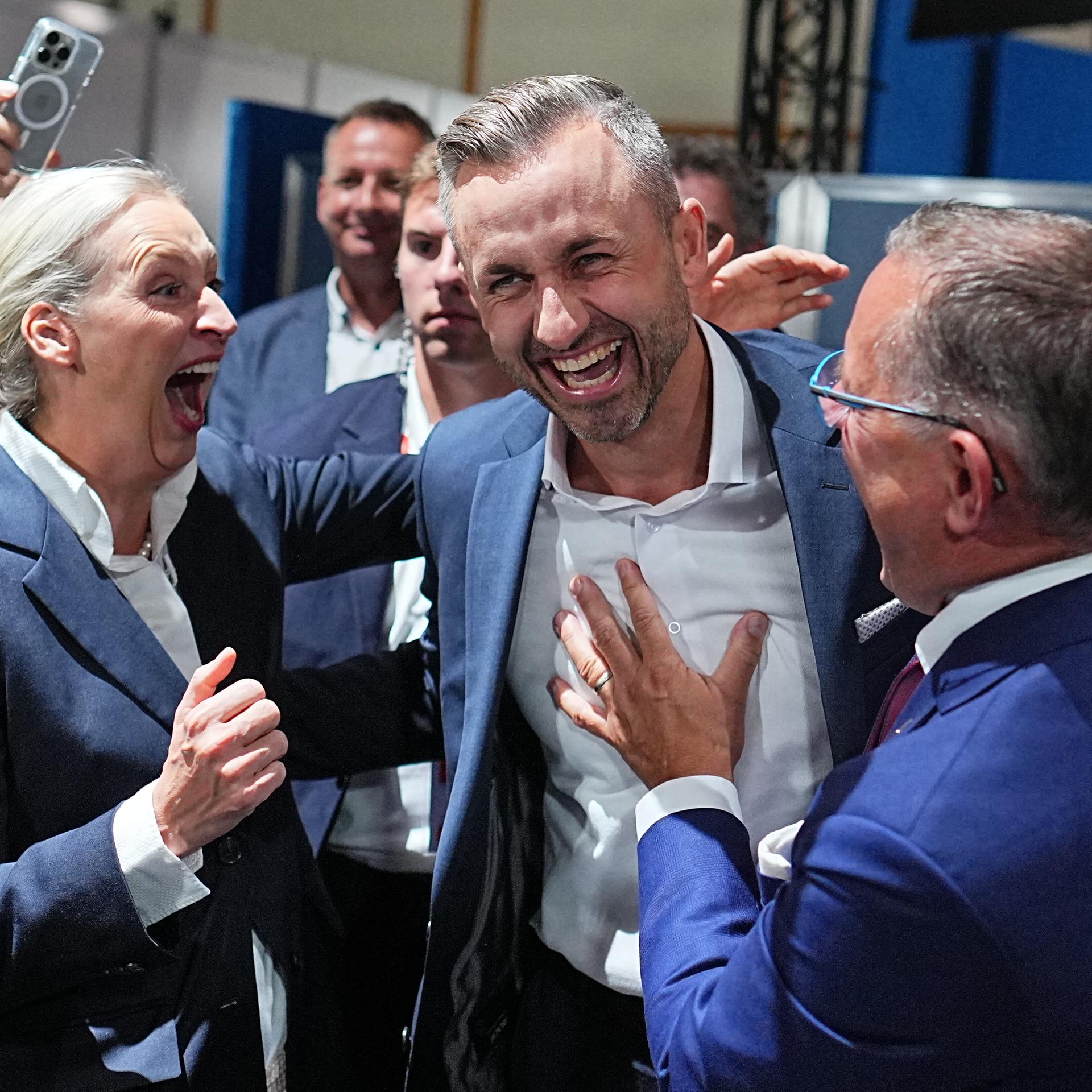 Ulrich Siegmund (Bildmitte), Spitzenkandidat und Co-Vorsitzender der AfD-Landtagsfraktion Sachsen-Anhalt, jubelt mit den AfD-Bundesvorsitzenden Alice Weidel und Tino Chrupalla.
