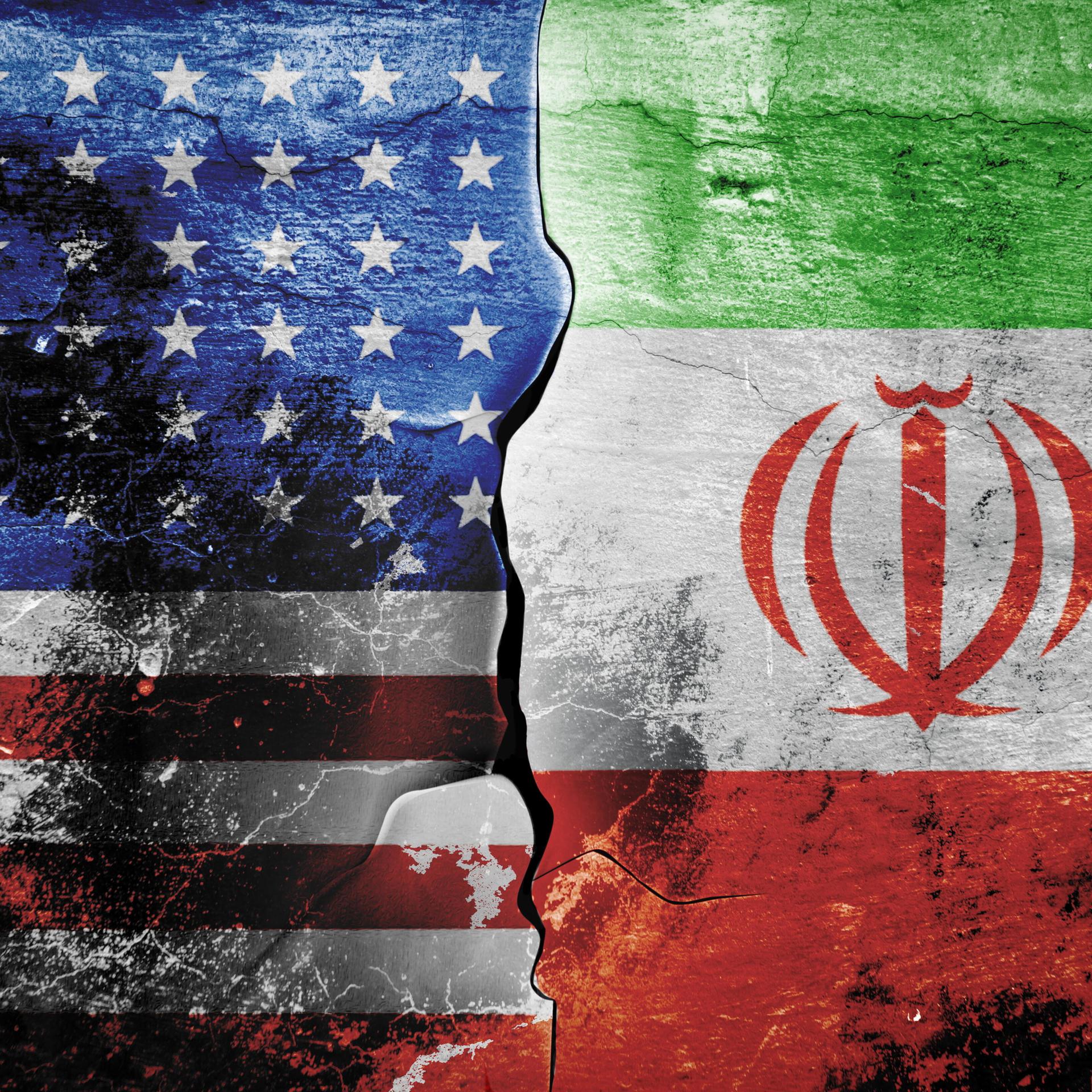 Die Flagge der Vereinigten Staaten von Amerika und die Flagge des Iran vor einem gemusterten Hintergrund
