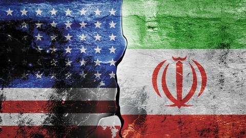 Die Flagge der Vereinigten Staaten von Amerika und die Flagge des Iran vor einem gemusterten Hintergrund