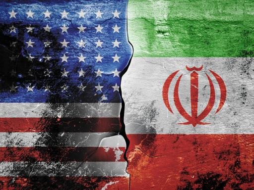 Die Flagge der Vereinigten Staaten von Amerika und die Flagge des Iran vor einem gemusterten Hintergrund