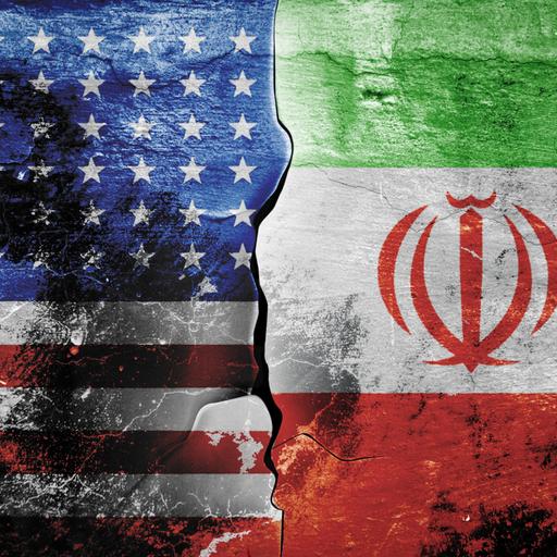 Die Flagge der Vereinigten Staaten von Amerika und die Flagge des Iran vor einem gemusterten Hintergrund