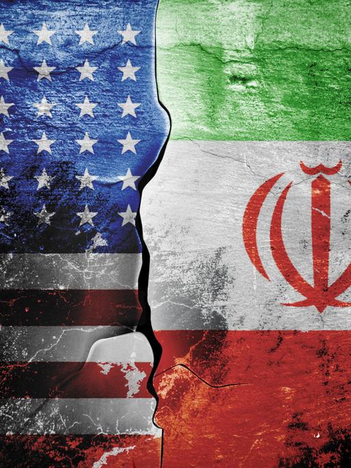 Die Flagge der Vereinigten Staaten von Amerika und die Flagge des Iran vor einem gemusterten Hintergrund
