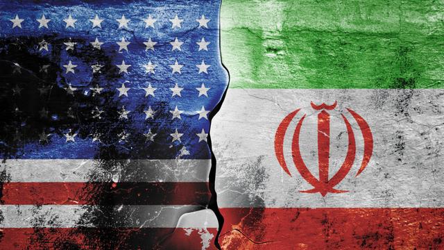 Die Flagge der Vereinigten Staaten von Amerika und die Flagge des Iran vor einem gemusterten Hintergrund
