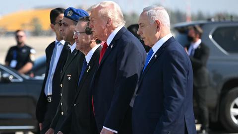 US-Präsident Trump geht neben dem israelischen Premierminister Netanjahu vom Rollfeld.