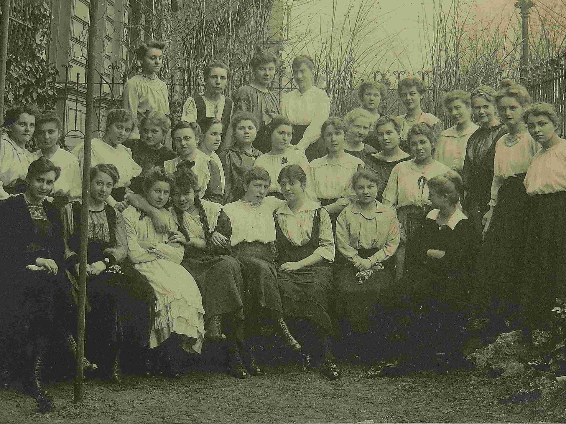 Die Obersekunda der Höheren Mädchenschule in Mainz 1918. 