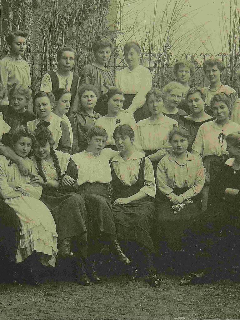 Die Obersekunda der Höheren Mädchenschule in Mainz 1918. 