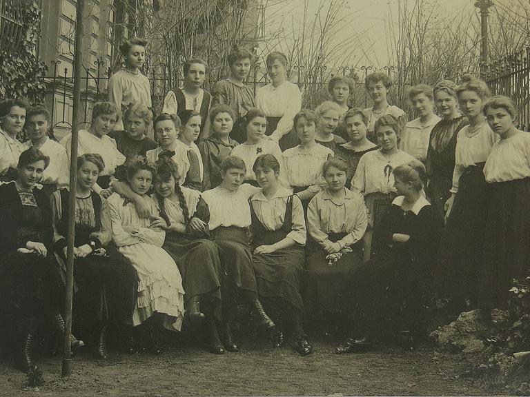 Die Obersekunda der Höheren Mädchenschule in Mainz 1918. 
