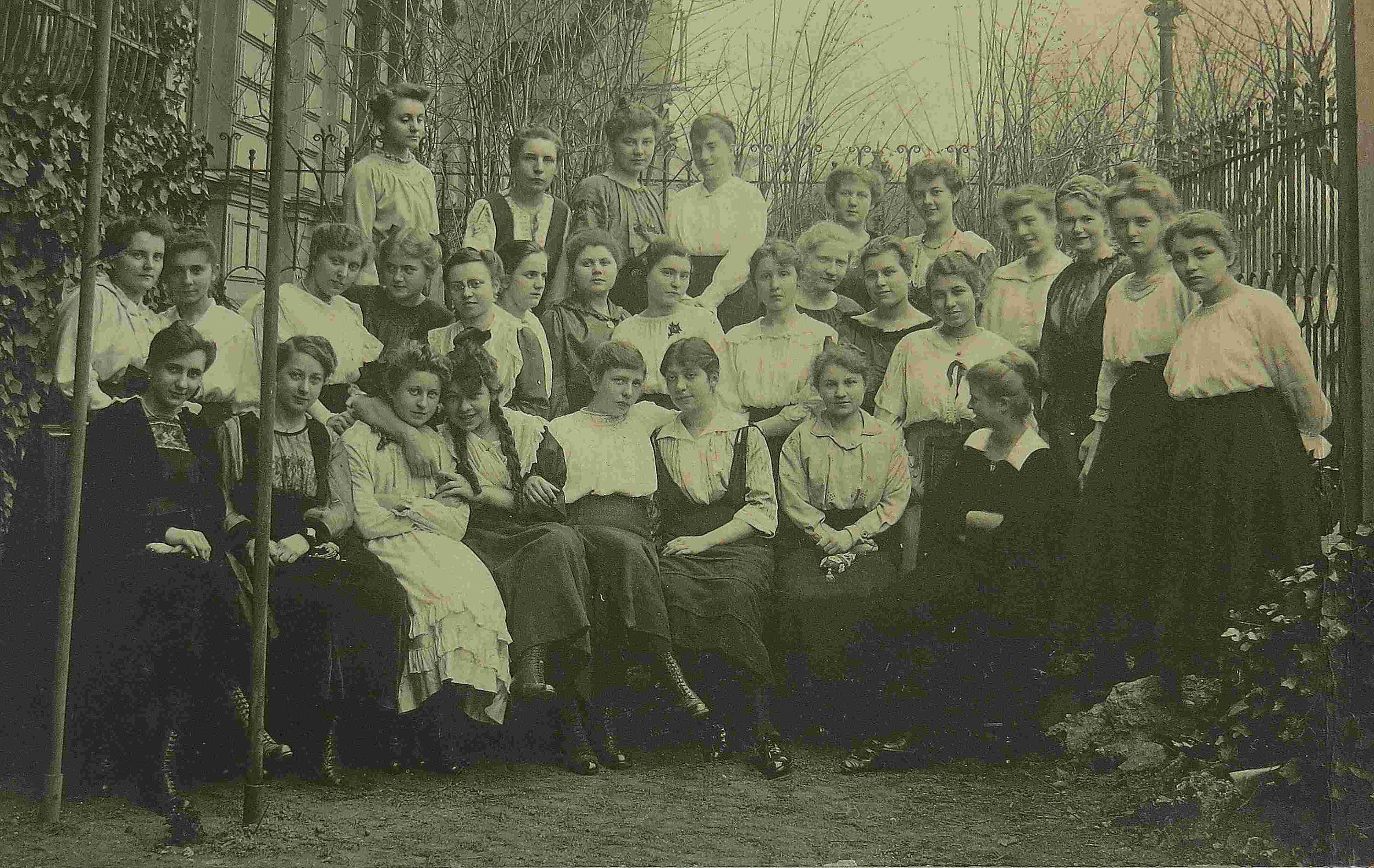 Die Obersekunda der Höheren Mädchenschule in Mainz 1918. 