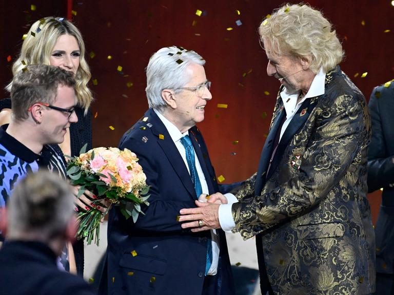 Auftritt von Frank Elstner im Jubiläums-Special von "Wetten, dass..." mit Thomas Gottschalk im ZDF. 