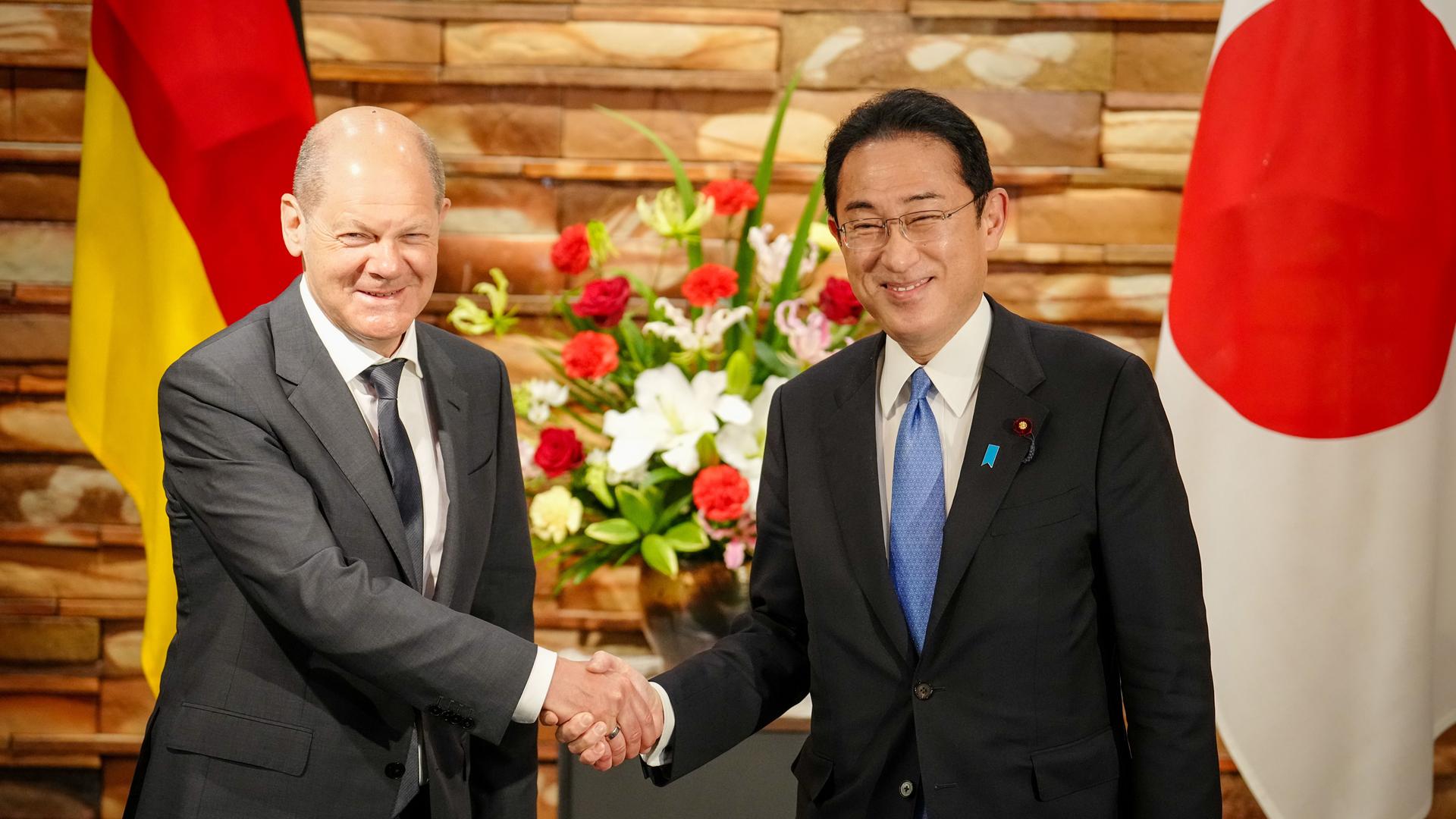 Bundeskanzler Olaf Scholz wird vom japanischen Ministerpräsident Fumio Kishida empfangen. Bundeskanzler Olaf Scholz wird vom japanischen Ministerpräsident Fumio Kishida empfangen.