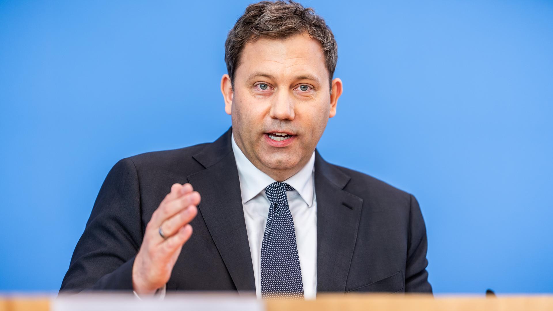 Lars Klingbeil (SPD), Bundesminister der Finanzen, spricht auf einer Pressekonferenz.