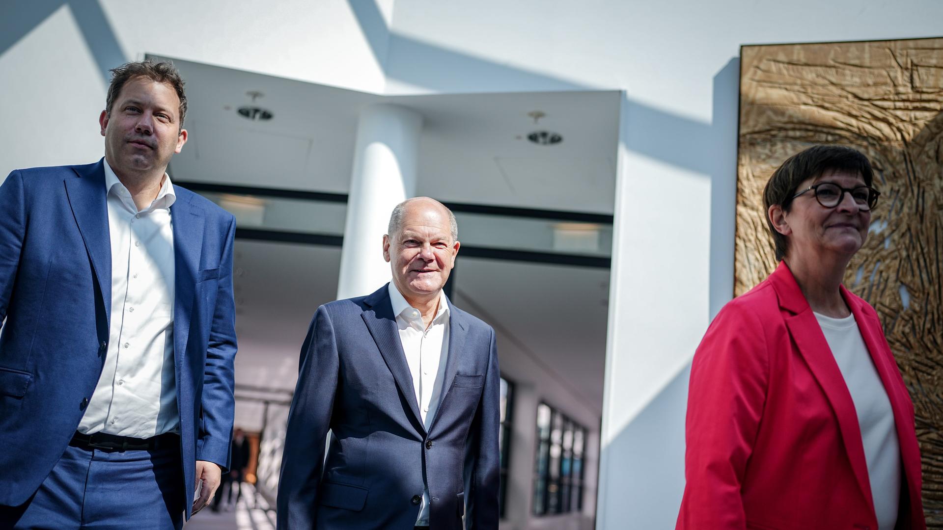 Bundeskanzler Olaf Scholz (M, SPD) kommt mit Lars Klingbeil (l), SPD-Bundesvorsitzender, und Saskia Esken, SPD-Bundesvorsitzende, zur Sitzung des SPD-Präsidiums nach der Europawahl. (Archivfoto)