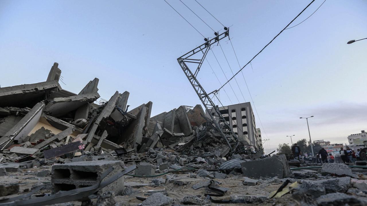 Blick auf mehrere zerstörte Gebäude in Gaza, die bei israelischen Luftangriffen auf die Stadt zerstört wurden. Blick auf mehrere zerstörte Gebäude in Gaza, die bei israelischen Luftangriffen auf die Stadt zerstört wurden.
