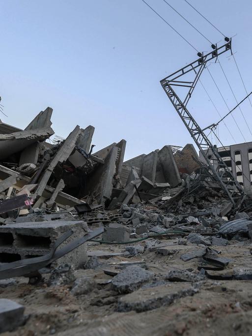 Blick auf mehrere zerstörte Gebäude in Gaza, die bei israelischen Luftangriffen auf die Stadt zerstört wurden. 