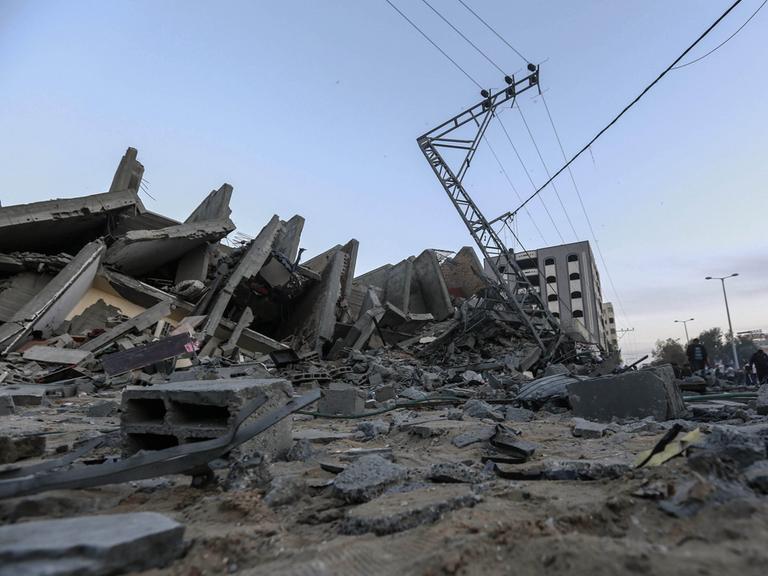 Blick auf mehrere zerstörte Gebäude in Gaza, die bei israelischen Luftangriffen auf die Stadt zerstört wurden. 