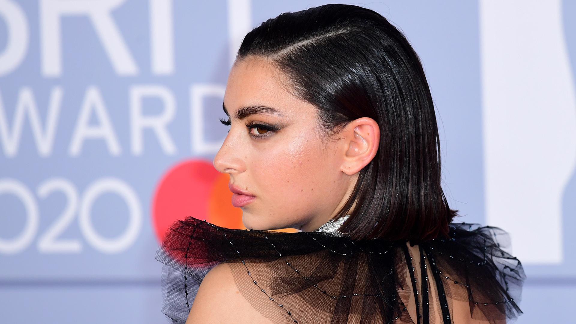 Charli XCX bei den Brit Awards 2020