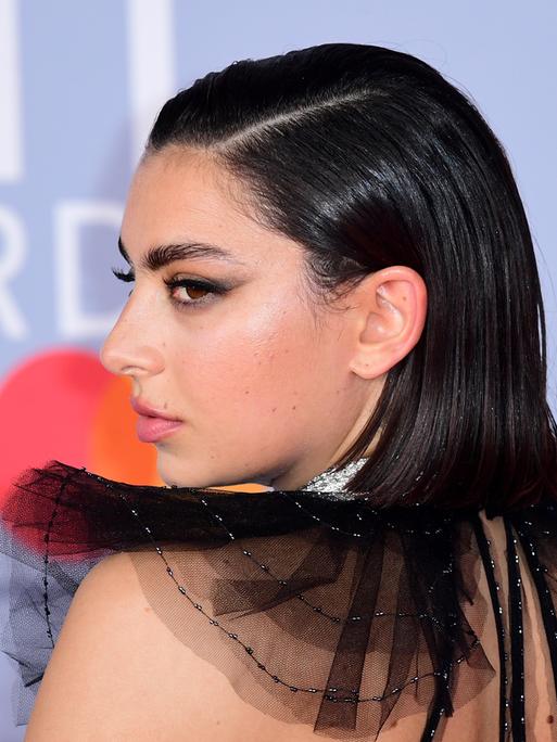 Charli XCX bei den Brit Awards 2020