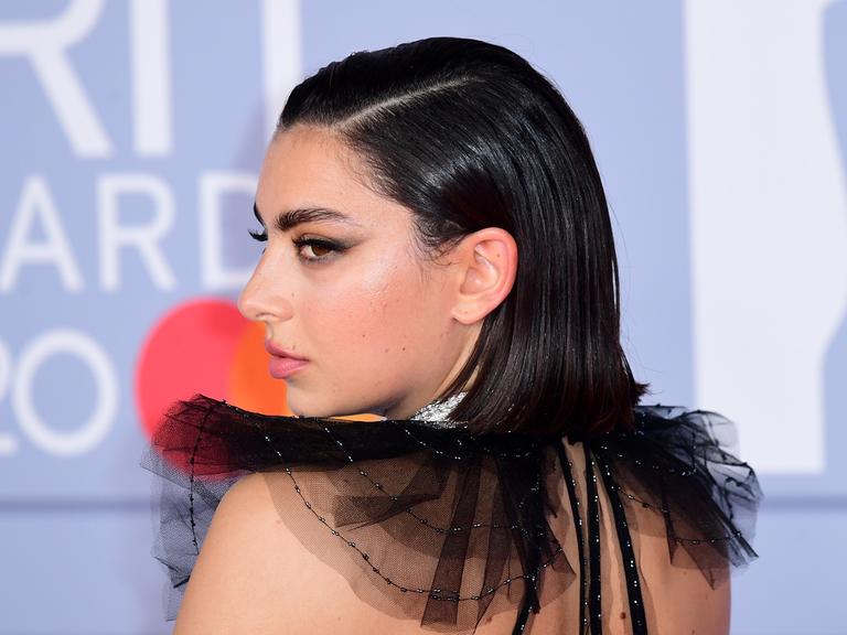 Charli XCX bei den Brit Awards 2020