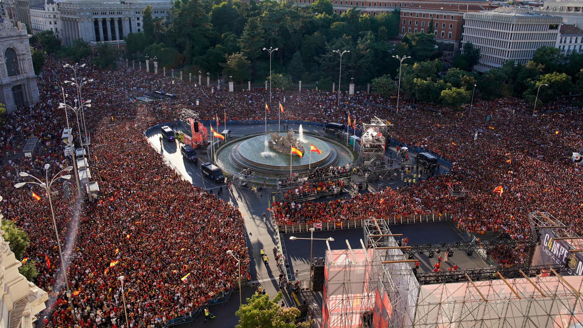 Zahlreiche Fans in Madrid warten am Cibeles-Platz auf die Ankunft der spanischen Fußball-Nationalmannschaft.