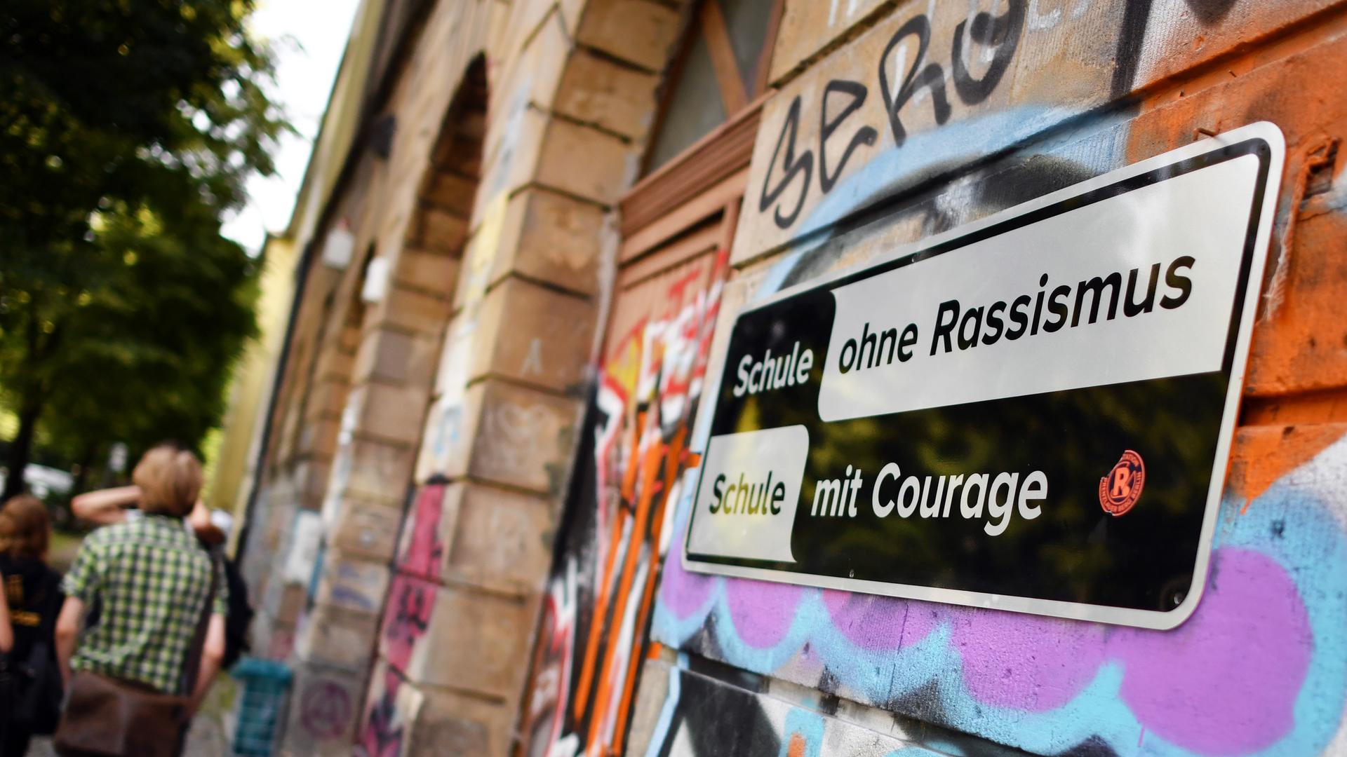 "Schule ohne Rassismus, Schule mit Courage" steht am 22.06.2017 in Berlin am Eingang zur Felix-Mendelssohn-Bartholdy-Schule in Prenzlauer Berg.