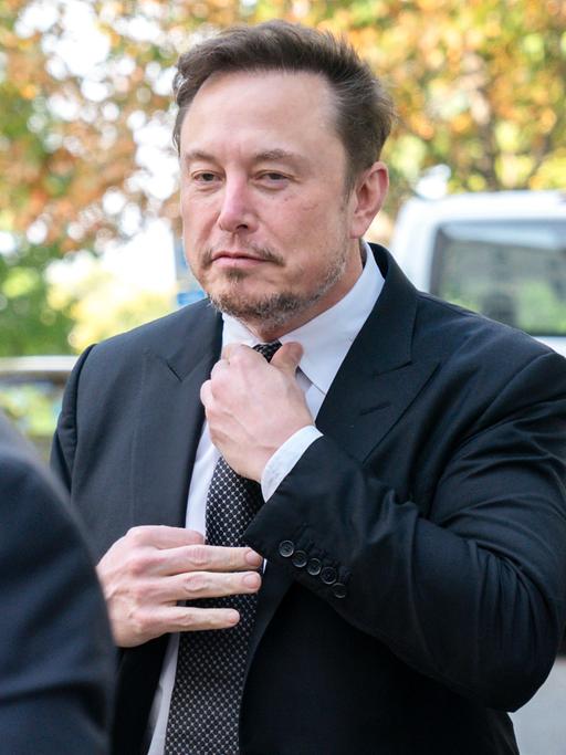 Elon Musk, CEO von X (ehemals Twitter), strafft seine Krawatte, als er auf dem Capitol Hill in Washington eintrifft.