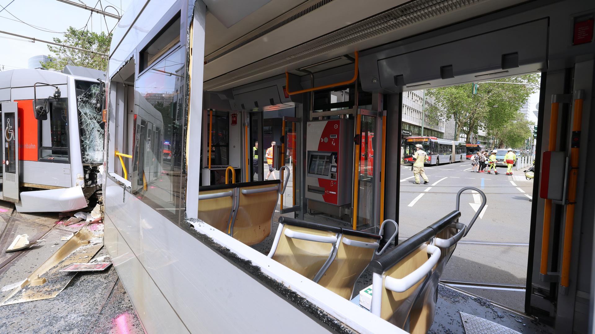 Eine beschädigte Straßenbahn steht an der Unfallstelle in Düsseldorf.
