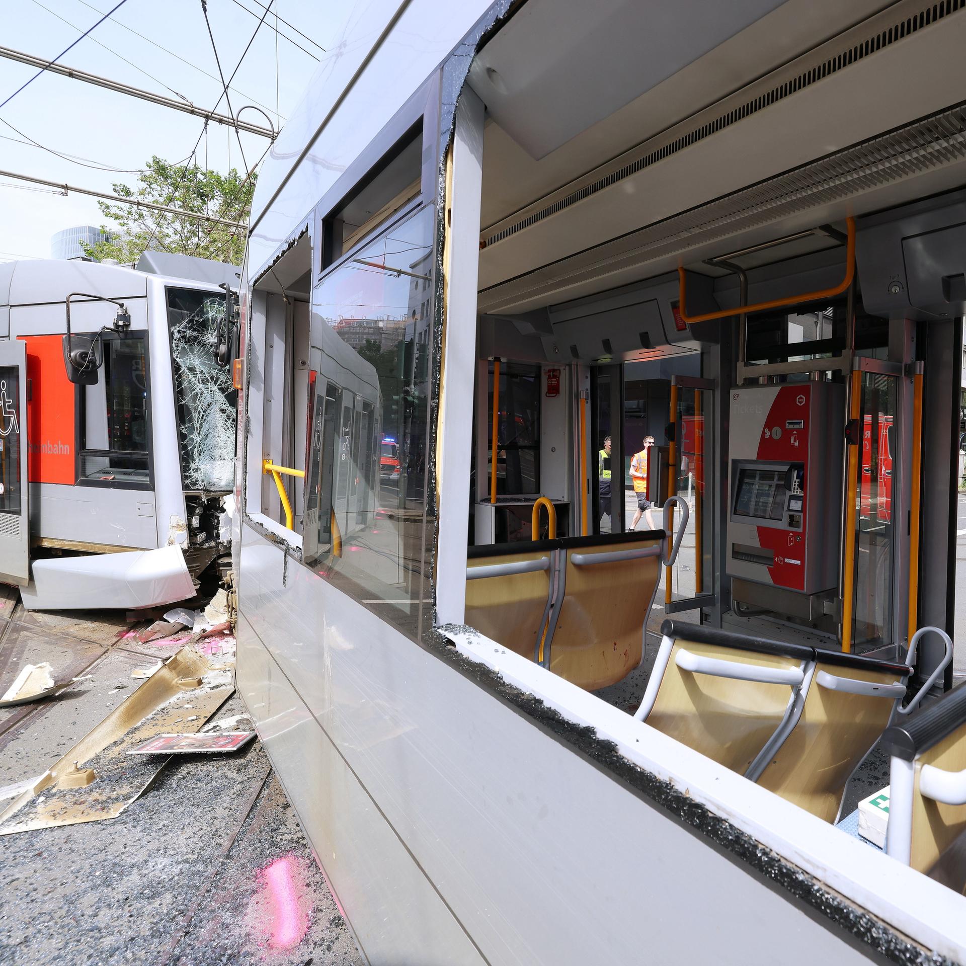 Düsseldorf - Straßenbahnen kollidieren in der Innenstadt - 30 Verletzte