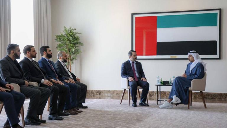 Der syrische Außenminister Asaad Al-Sheibani, Verteidigungsminister Generalmajor Marhaf Abu Qasra und der Generalgeheimdienstchef Anas Khattab treffen sich am 6. Januar 2025 in der VAE-Hauptstadt Abu Dhabi (VAE) mit Scheich Abdullah bin Zayed Al Nahyan.