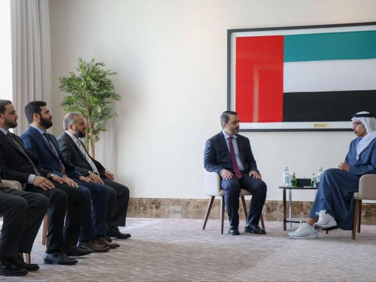 Der syrische Außenminister Asaad Al-Sheibani, Verteidigungsminister Generalmajor Marhaf Abu Qasra und der Generalgeheimdienstchef Anas Khattab treffen sich am 6. Januar 2025 in der VAE-Hauptstadt Abu Dhabi (VAE) mit Scheich Abdullah bin Zayed Al Nahyan.